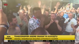 像回家一樣??奧納納抵達(dá)土耳其受熱烈歡迎，與現(xiàn)場球迷激情互動