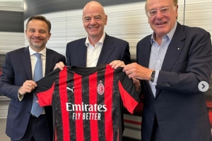 國際足聯(lián)主席因凡蒂諾造訪米蘭總部，并與米蘭高層合影