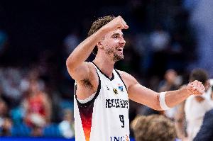 迅速調(diào)整！小瓦格納次節(jié)獨(dú)得15分 半場(chǎng)13中6砍最高20分