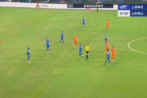 泰山球員投訴馬納法手球犯規(guī)，VAR介入后裁判確認沒有犯規(guī)