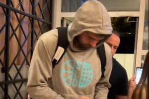 東契奇返回斯洛文尼亞 在機(jī)場耐心為一眾球迷簽名