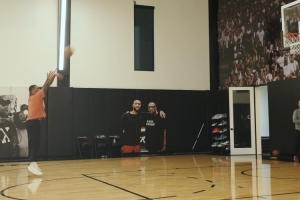 重回球場！利拉德更新社媒 曬自己投籃+跑步訓(xùn)練視頻