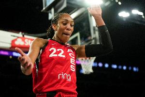 無解！阿賈-威爾遜17中9轟23分19板4助2斷4帽 提前下場(chǎng)不刷第20板