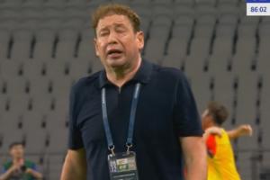 人麻了！申花后場送大禮被扳平，斯盧茨基面色赤紅都快哭了！