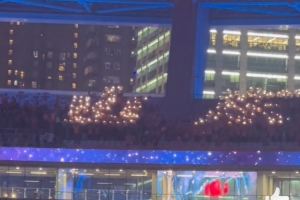 熱情山東！遠征客場，泰山球迷用閃光燈拼出“山東”二字支持球隊