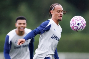 英媒談西蒙斯首訓(xùn)：自信指揮、技術(shù)精湛，已展現(xiàn)機會創(chuàng)造者的才能