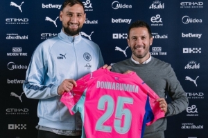 門將強援！曼城社媒曬多納魯馬亮相照片：他來了??