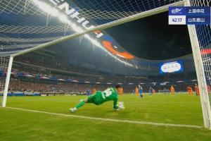 無比懊惱！王大雷差點就撲出吳曦點球，飛身撲救落地后雙手捂頭