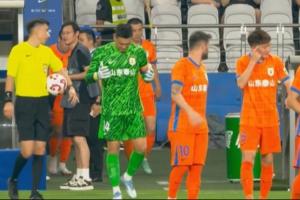 訴苦！王彤找瓦科交流，指了指麥麥提江，隨后指向自己的腦袋