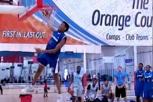 可不常見！雷霆舊將特倫斯-弗格森秀操作 打板三分+胯下掄扣打3+2