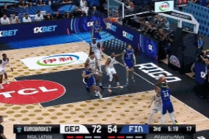 外線(xiàn)開(kāi)炮！穆里寧底角接球 迎著防守強(qiáng)投三分一箭穿心