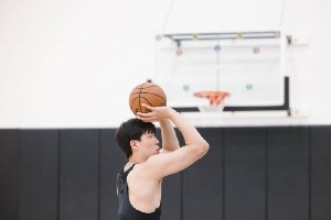 休賽期訓(xùn)練！楊瀚森社媒曬訓(xùn)練照：練練練????