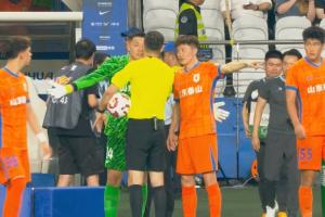 不解判罰！下半場開始前，泰山球員仍與主裁麥麥提江溝通此前判罰