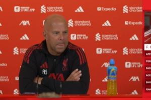 斯洛特談基耶薩落選歐冠名單：他不滿但是理解，這些天很努力訓(xùn)練