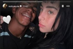 ??亞馬爾女友曬照，相擁一起看西班牙情景喜劇