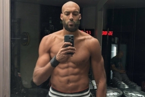 很皮！戈貝爾曬光頭造型 前隊(duì)友唐斯用法語打趣：兄弟你真禿啦？