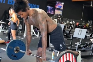 這核心力！健身教練曬杰倫-格林高難度訓(xùn)練 金雞獨(dú)立雙手提舉杠鈴