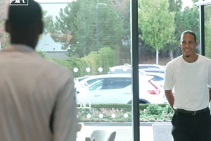 來(lái)了老弟！利物浦隊(duì)長(zhǎng)范迪克與伊薩克擁抱，歡迎后者加盟球隊(duì)