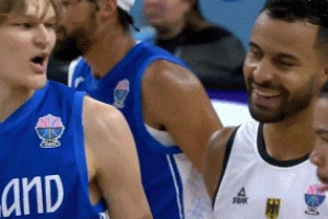 不太冷靜！穆里寧疑似被對(duì)手言語(yǔ)激怒 出手推人被吹技術(shù)犯規(guī)