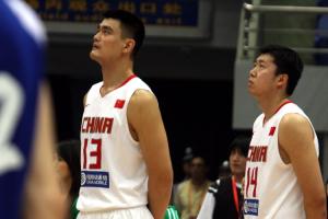 楊毅：以前中國(guó)男籃沖突打架 除了姚明/王治郅不上其他10個(gè)人全上