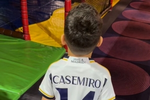 深愛！卡塞米羅社媒曬兒子身穿印有自己名字的皇馬14號球衣照