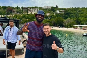 開(kāi)賽前的愜意時(shí)光！詹姆斯現(xiàn)身希臘科孚島度假 與當(dāng)?shù)厍蛎院嫌? >
                                        </div>
                                    </div>
                                                                        <div   id=