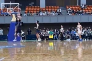 上海首秀！張鎮(zhèn)麟在熱身賽中持球殺籃下 騰空欲隔扣對(duì)手但沒(méi)成功