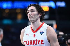 鐵血戰(zhàn)士！奧斯曼帶傷作戰(zhàn) 12中7得到17分3板3助2斷