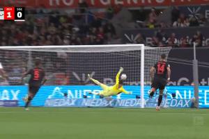 離譜??法鷹門將準(zhǔn)烏龍+目送，格里馬爾多兩任意球助藥廠首勝