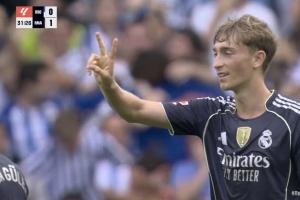 ??赫伊森觀察后才伸手犯規(guī) 染紅后比“2”示意自己并非最后一人