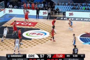 恐怖的怪物！字母哥底線突破高高躍起 舉火燒天單臂海報隔扣申京