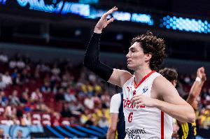 無處不在！奧斯曼上半場(chǎng)7中4得9分2板2助2斷 三分2中1