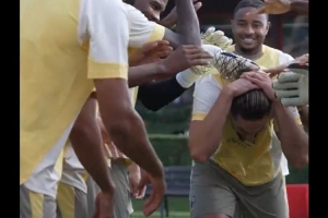 米蘭官方曬視頻，新援拉比奧特接受全隊拍打歡迎