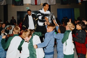 范迪克推出的青訓(xùn)賽事正式開啟，社媒曬與獎杯合照