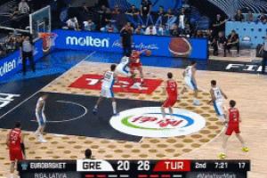 目前8中0！申京轉(zhuǎn)身上籃不中后造成犯規(guī) 罰球不中上搶賠上犯規(guī)！