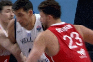 收獲不大！申京被犯規(guī)后土耳其挑戰(zhàn)成功升級(jí)違體 但前者兩罰不中