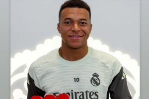 姆巴佩曬8月最佳獎杯：感謝皇馬球迷，我已準備好繼續(xù)幫助球隊