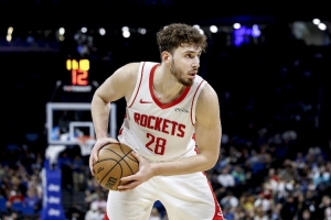 斯通：申京不是31歲的老將 他還很年輕他需要繼續(xù)進步啊