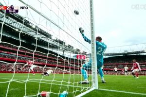 爆桿！約克雷斯與馬杜埃凱禁區(qū)內(nèi)配合，隨后爆射擊中立柱