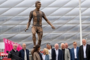 貝肯鮑爾雕像揭幕！海納致辭：足球是短暫的，但傳奇永存我們心中