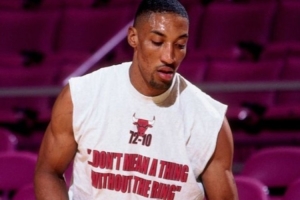 皮蓬曬出穿72勝紀(jì)念衫訓(xùn)練照 衣服上寫(xiě)著：如無(wú)戒指一切都無(wú)意義