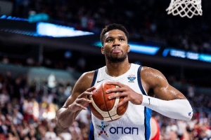 魔獸&字母哥誰身體更好？楊毅：霍華德好像更好 字母具備一定技術(shù)