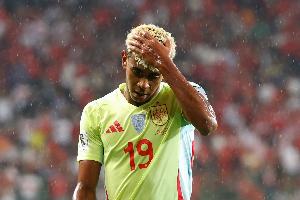 塞爾電臺(tái)：亞馬爾因背部疼痛缺席巴薩今日訓(xùn)練