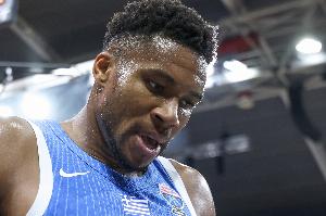 正負(fù)值-30全場最低！字母哥13中6拿到12分12板5助5失誤 罰球1中0