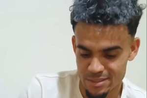 愛(ài)不釋手！迪亞斯獲贈(zèng)PS5手柄，背面印有若塔的名字