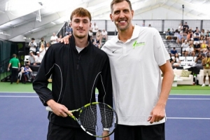 聯(lián)動！獨(dú)行俠狀元弗拉格亮相名人網(wǎng)球賽 并且與諾維茨基親密互動