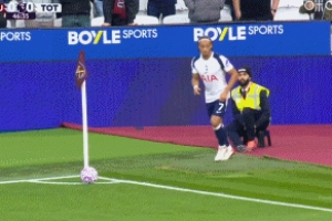 熱刺終于破僵！薩爾頭球破門，西蒙斯首秀助攻