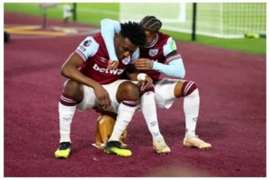 還挺有愛！西漢姆將庫杜斯以前進(jìn)球慶祝用的凳子還給他