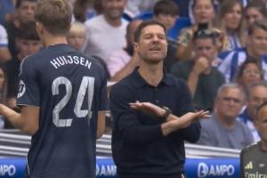 難以置信！赫伊森染紅、裁判不看回放，阿隆索怒吼：太不可思議