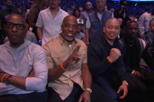 拳壇世紀(jì)之戰(zhàn)！富保羅&泰倫-盧&比盧普斯觀戰(zhàn)克勞福德VS阿瓦雷茲